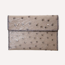 Saint-Honoré M - Pochette cousue main en autruche gris, doublure chèvre bleu