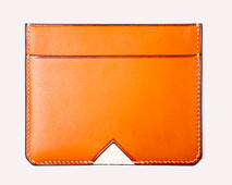 Valois M - Porte-cartes cousu main en veau barenia gold, doublure parchemin